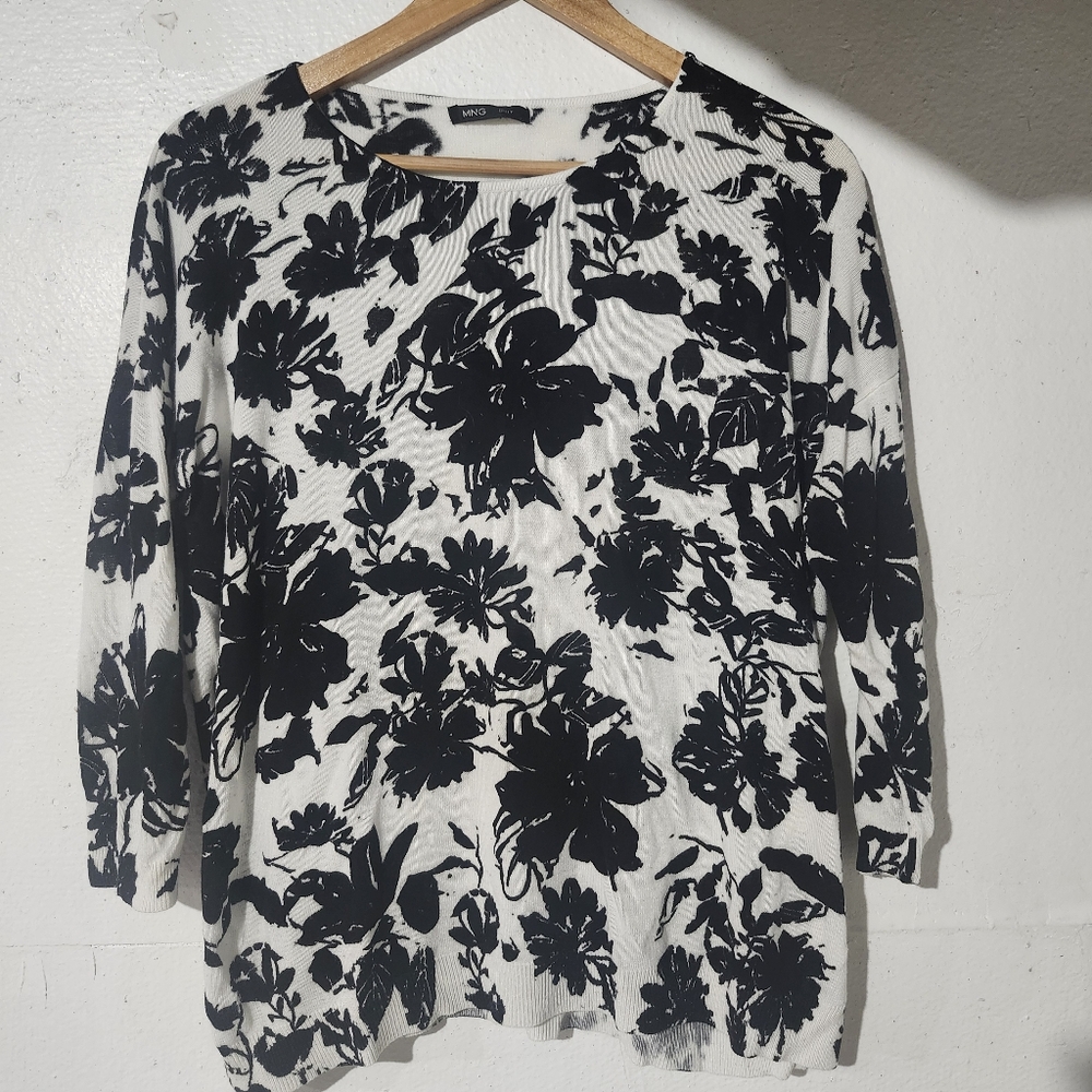 MNG Suit Floral‎ Black and White Women's lightweight Sweater Size M-L   Fall